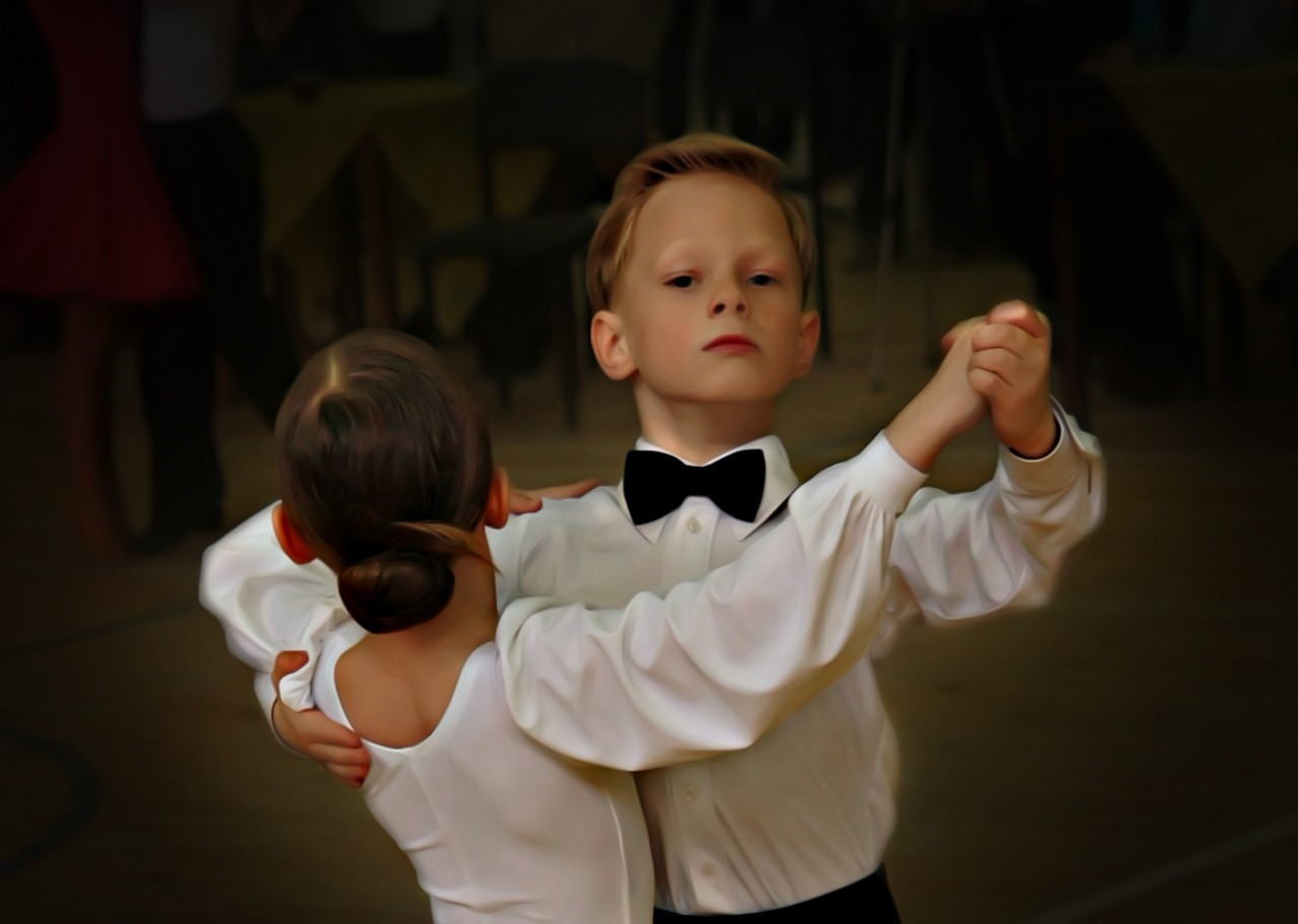 Мальчик танцует